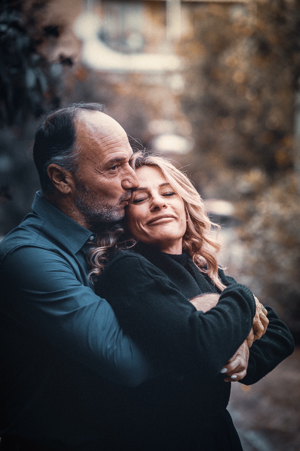 Coppia abbracciata, reportage matrimonio emozionale
